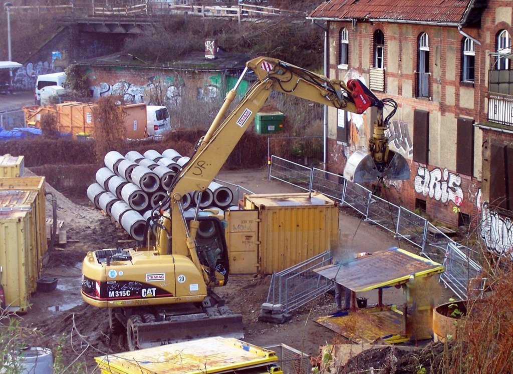 Ein CAT M315C Mobilbagger der Baufirma STRABAG im Winter 2008 Gro�baustelle Berlin Ostkreuz.