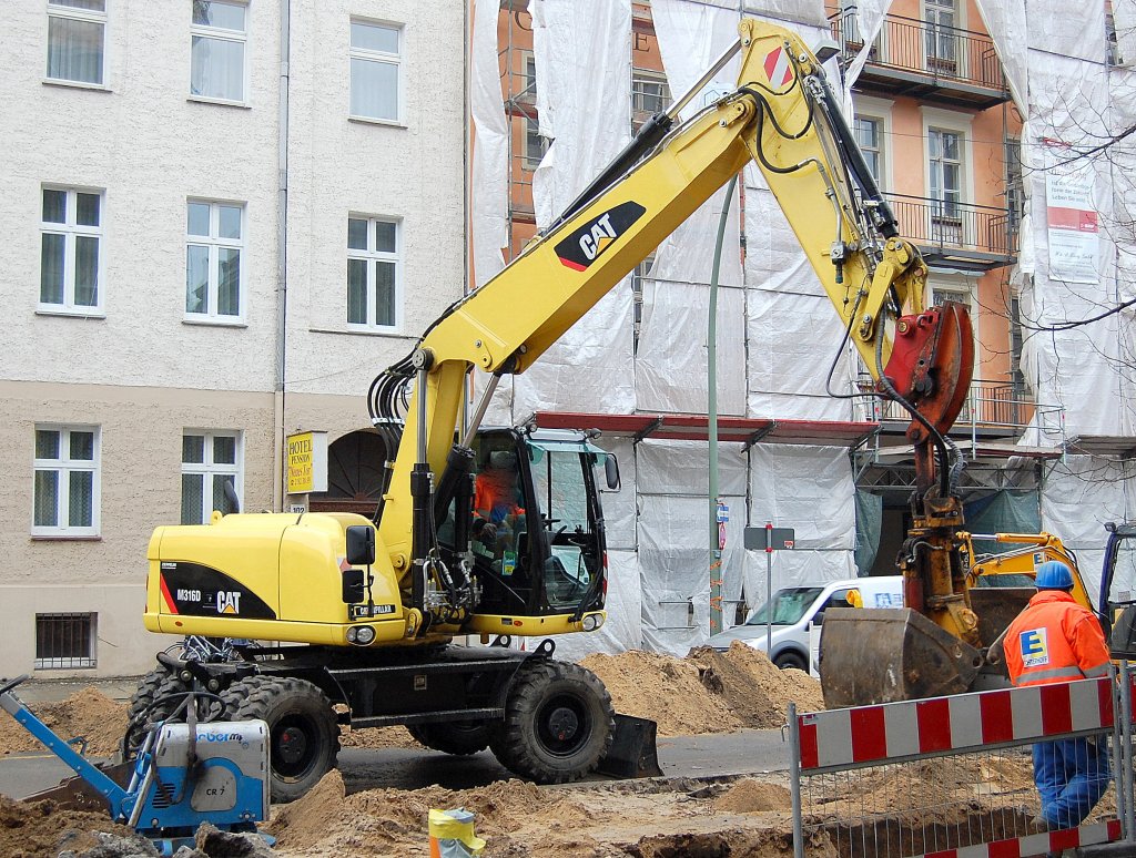 Ein CAT M316D Mobilbagger, 01.03.12 Berlin-Mitte.