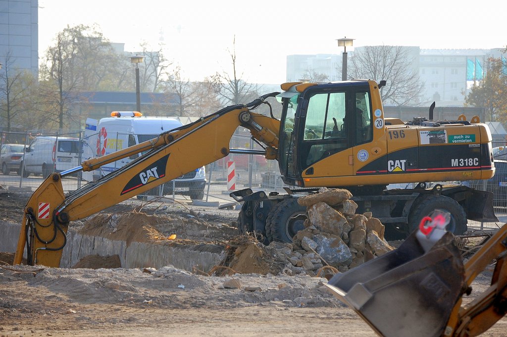 Ein CAT M318C Mobilbagger (Leasingbaumaschine) am 22.11.11 N�he S-Bhf. Berlin Landsberger Allee.