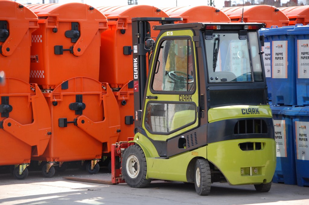 Ein CLARK C15 Gabelstapler der Fa. BERLIN RECYCLING, 20.03.09 Berliner Westhafen.
