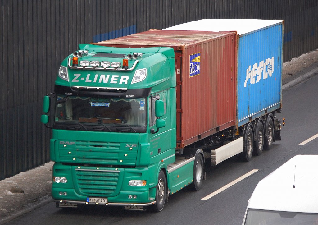 Ein DAF XF 105.? Z-LINER Sattelschlepper mit Containern beladen, 10.12.10 Berliner Stadtautobahn H�he Kaiserdamm.