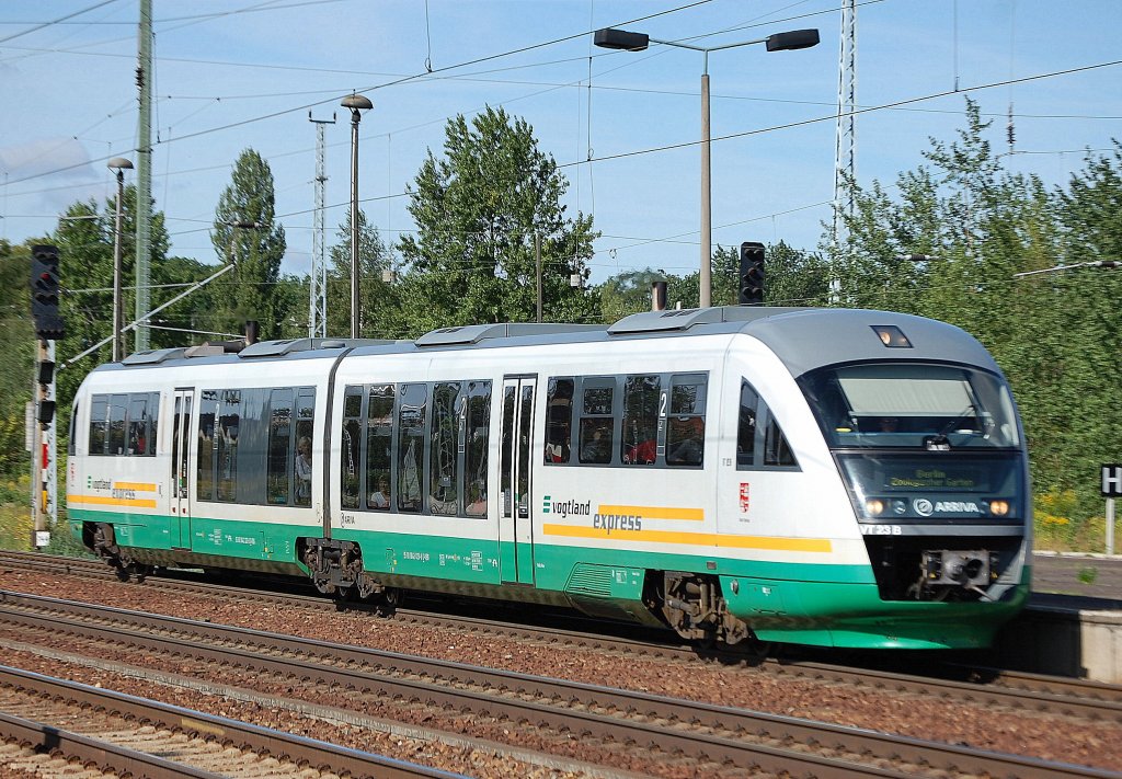 Ein DESIRO der Vogtlandbahn auf Vogtlandexpresslinie Richtung Berlin Zool. Garten, der VT 23 A/B  Stadt Plauen  /95 80 0642 323-9+95 80 0642 823-8 D-VBG, Siemmens Bj.2002) am 31.07.09 Bhf. Flughafen Berlin-Sch�nefeld. 