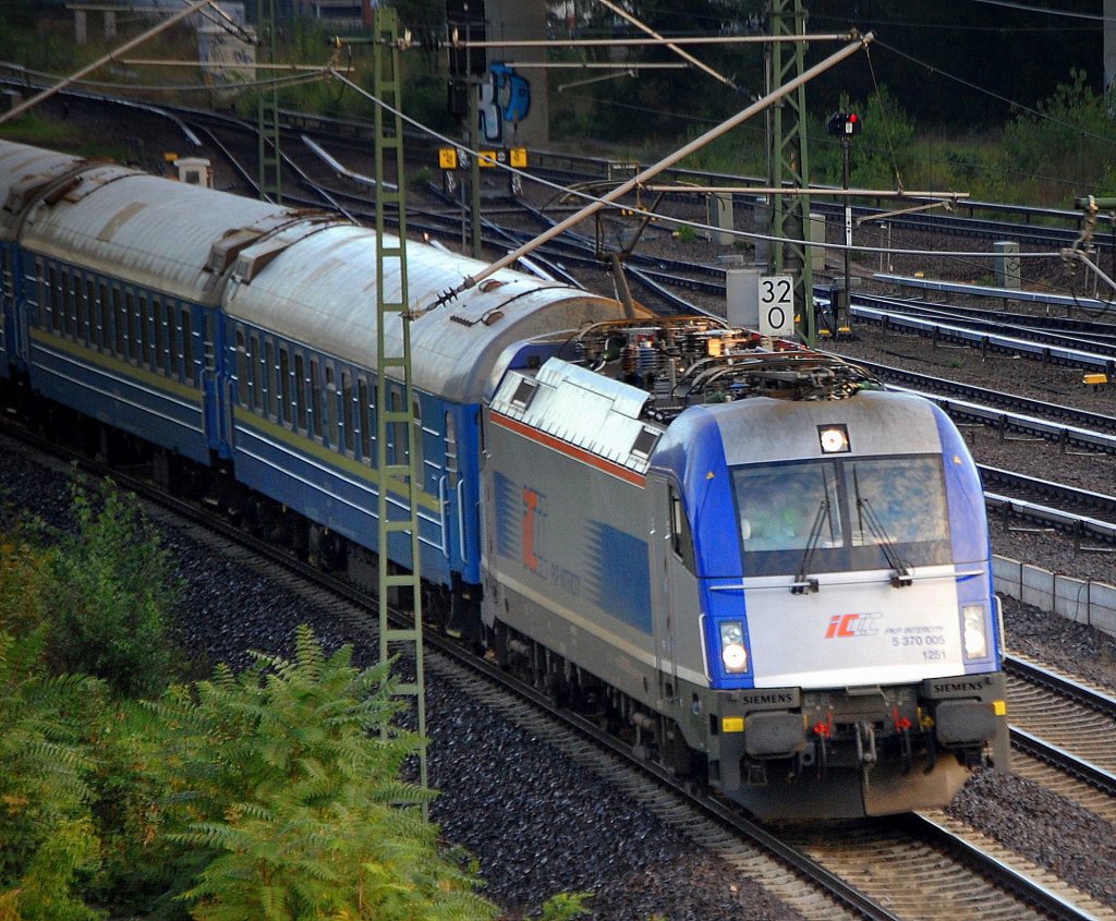 Ein in Deutschland �ber Siemens Transpotation System Locomotives registrierter neuer Taurus in Diensten der PKP INTERCITY ist die Lok 5 370 005 1251 (91 51 5370 010-8 PL-PKPC 1251, Siemens Bj. 2010) mit dem polnischen Nachtwagensortiment auf dem Weg zum Abstellpunkt Berlin-Grunewald �ber den Berliner Innenring H�he Knobelsdorffstr., 30.09.10 7:45