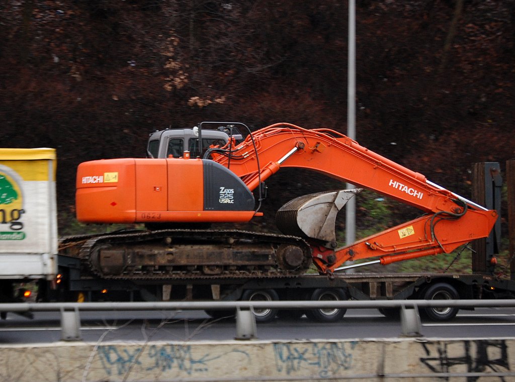 Ein dicker Brocken, ein HITACHI ZAXIS 225 USALC Raupenbagger auf einem Tiefladeh�nger, 25.01.11 Berliner Stadtautobahn H�he Kaiserdamm.