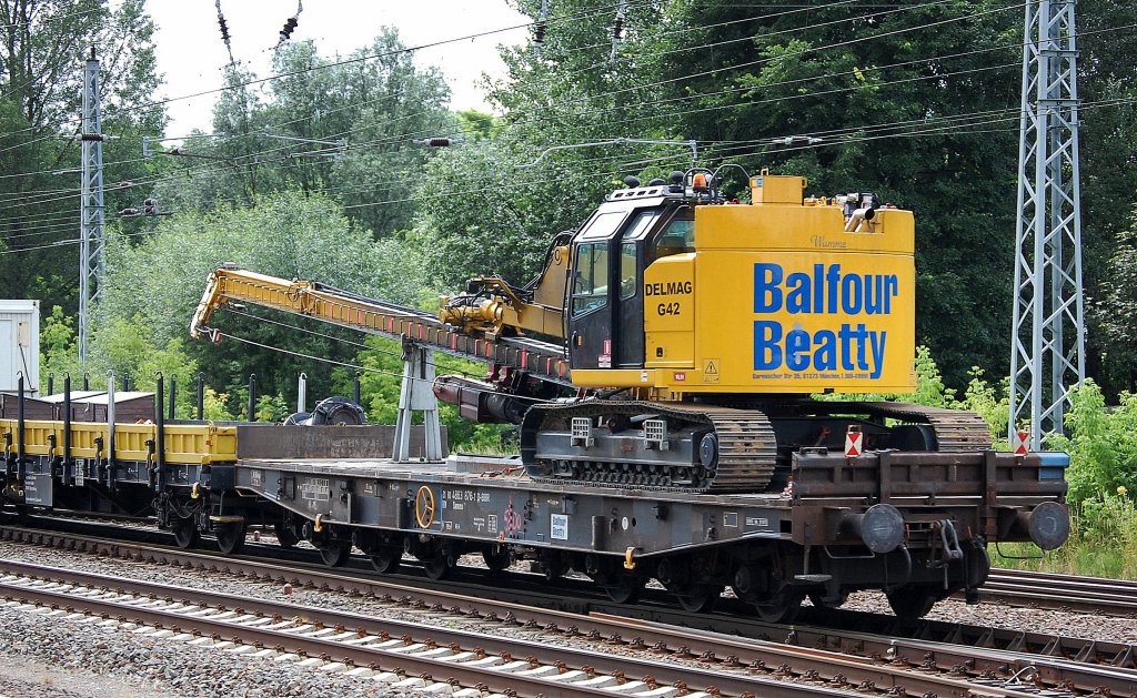 Ein Drehgestell-Flachwagen der Fa. Balfour Beatty mit der Nr. 31 80 4863 876-7 D-BBR mit einem Raupenrammger�t vom Hersteller DELMAG Typ G42 der Fa. Balfour Beatty am 27.06.13 Berlin-Springpfuhl.