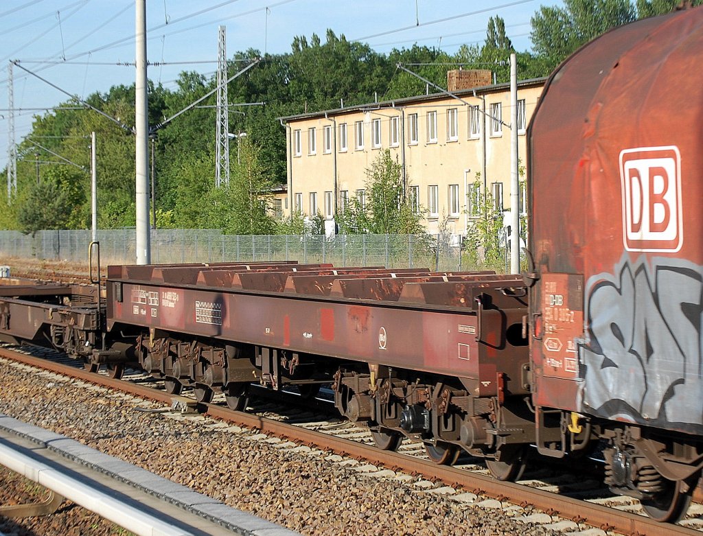 Ein Drehgestellflachwagen mit Lademulden f�r Coiltransporte mit sechs Rads�tzen vom Typ Sahmms 709 der DB eingestellt mit der Nr. 31 RIV 80 D-DB 485 8 523-0, gemischter Zugverband am 08.07.10 Berlin-Blankenburg. 