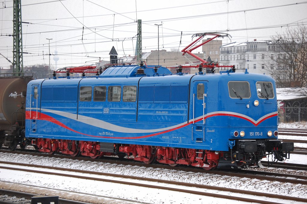 Ein echtes optisches Highlight, die neue Altlok ex DB 151 170-8  Janetti  (91 80 6151 170-8 D-SRI, Henschel Bj.1977) jetzt in Diensten der Fa. SRI Rail Invest GmbH als Mietlok am 17.01.13 gegen�ber dem S-Bhf. Berlin-Beusselstr. mit Kesselwagenzug Richtung Berlin-Spandau.