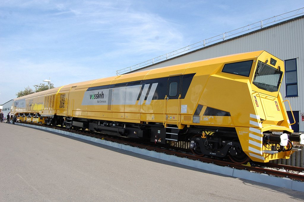 Ein echtes Schienenunget�m als schweres Nebenfahrzeug (Bahndienstfahrzeug) eingestellt mit der Nr. D-SRAIL 99 80 9527 002-6 Eigent�mer ist die Stahlberg Roensch GmbH, der hochmoderne Hochgeschwindigkeitsschleifzug HSG - 2 vom Hersteller vossloh, 18.09.12 Inno Trans Berlin.
