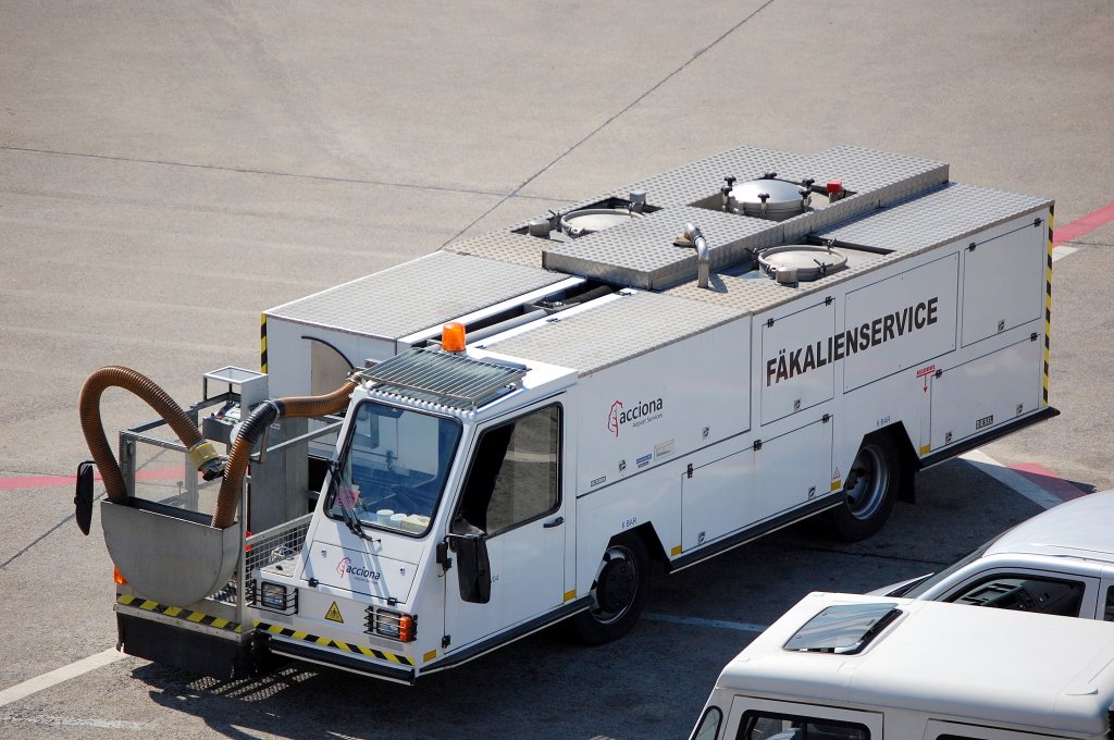 Ein echtes Spezialfahrzeug (der Fa. acciona Airport Services) auf einem Flughafen stellt dieses Fahrzeug dar, es ist beschriftet mit F�KALIENSERVICE und es befreit die Flugzeuge durch das Abpumpen von den F�kalien der Flugg�ste, 05.07.08 Flughafen Berlin Tegel.