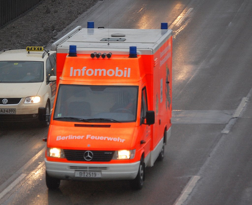 Ein ehemaliger RTW (MB 317 D) der Berliner Feuerwehr wird jetzt f�r die �ffentlichkeitsarbeit der Berliner Feuerwehr als Infomobil genutzt, 19.01.10 Berliner Stadtautobahn H�he Knobelsdorffstr.