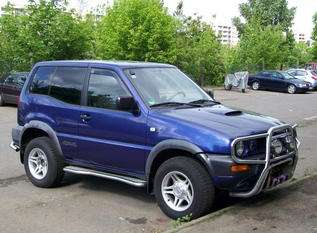 Ein eher popiges SUV ist der NISSAN TERRANO II 2.4 i, 04.05.09 Berlin-Pankow.