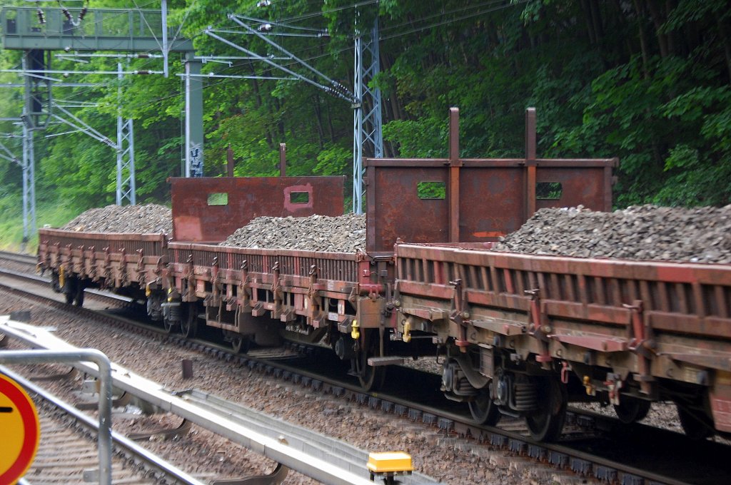 Ein einzelner merw�rdiger Flachwagen mit Bordw�nden fiel mir in einem Ganzug Flachwagen mit altem Gleisschotter beladen auf, 29.05.12 Berliner Innenring H�he Sch�nhauser Allee.