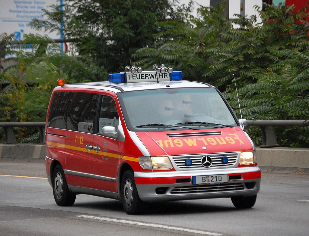 Ein ELW der Berliner Feuerwehr vom Typ MB Viano 2.2 Cdi, 06.10.09 Berliner Stadtautobahn H�he Spandauer Damm Br�cke.