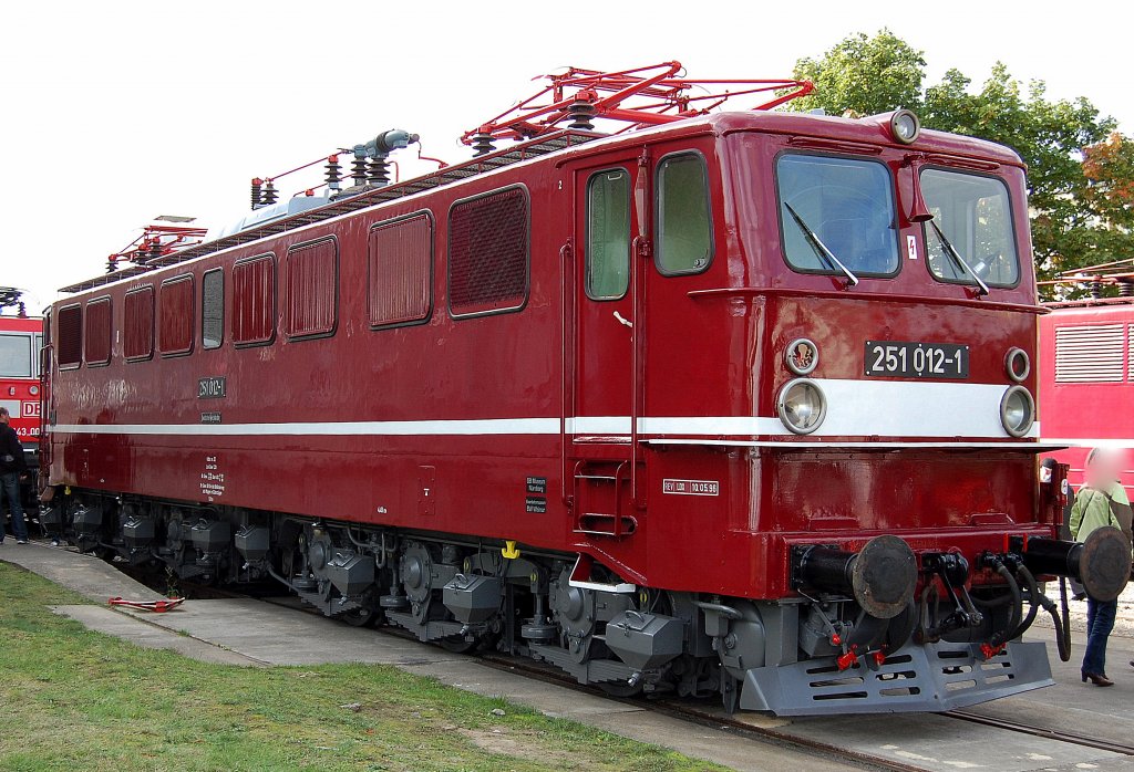 Ein Exot unter den ex DR E-Loks waren die Gleichstromloks vom Typ E 251 die als BR 171 auf der R�belandbahn auf den Steilstrecken zum Einsatz kamen, hier die bei LEW Hennigsdorf 1965 gebaute 251 012-1 (171 012) auf der Lokparade zum 100 j�hrigen Bestehens des Werkes in Hennigsdorf ausgestellt. Auch diese Lok wird von dem Th�ringer Eisenbahnverein (TEF) betreut, 18.09.10 
