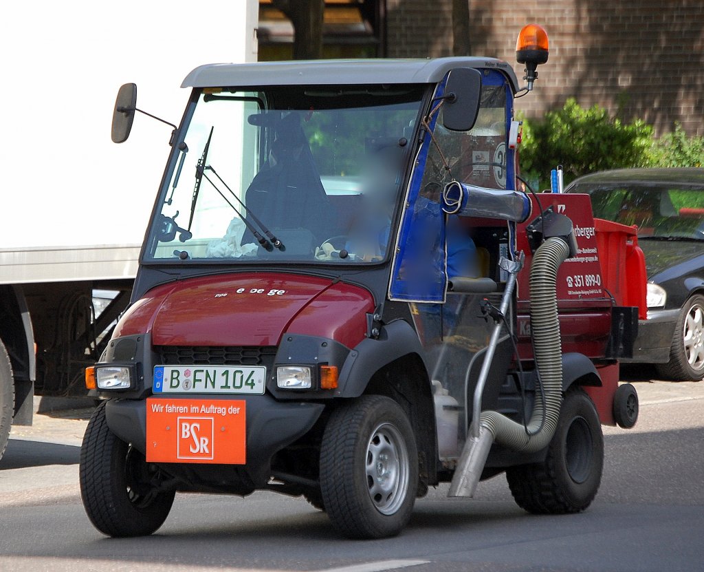 Ein Fahrzeug mit Saugvorrichtung, Hersteller KAWASAKI Typ Mule?, im Auftrag der BSR (Berliner Stadtreinigung), 05.05.10 Berlin-Tiergarten.