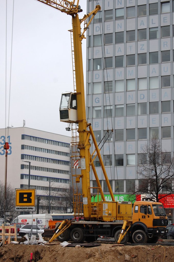 Ein Fahrzeugkran auf MB LKW aufgebaut mit einem LIEBHERR Teleskop-Gitterkran vom Typ MK 40 der Fa. BERGER im Einsatz auf der Gro�baustelle Berlin Alexanderplatz, 11.12.08 