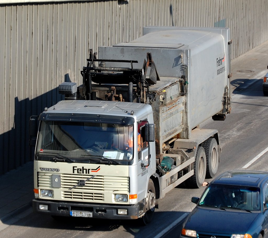 Ein fast schon museumsreifer VOLVO Typ? Abrollkipper mit Spezialm�llcontainer der Fa. Fehr aus Berlin, 24.04.09 Berliner Stadtautobahn H�he Knobelsdorffstr. 