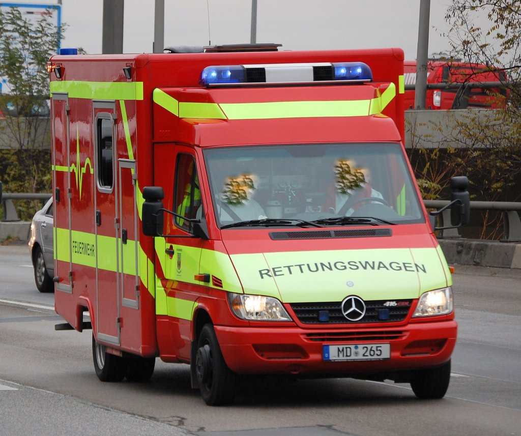 Ein Feuerwehr RTW aus Magdeburg (MB 316 CDI Kastenmodul), 14.11.08 Berliner Stadtautobahn H�he Knobelsdorffstr.