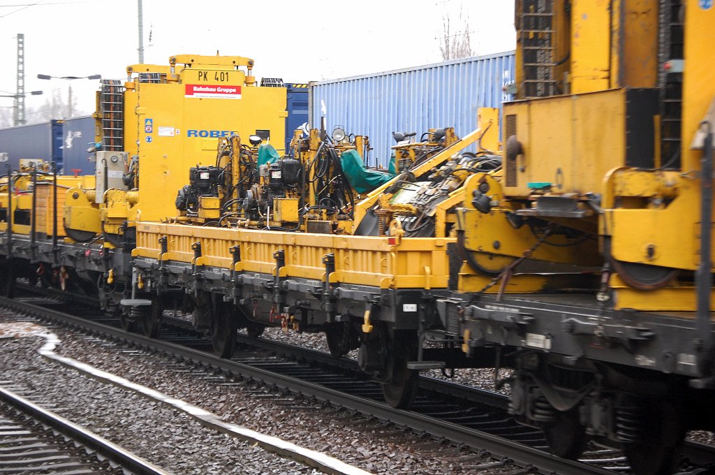 Ein Flachwagen mit diversen Maschinen gezogen von 293 007-1 am 16.01.12 BHf. Flughafen Berlin-Sch�nefeld am 16.01.12