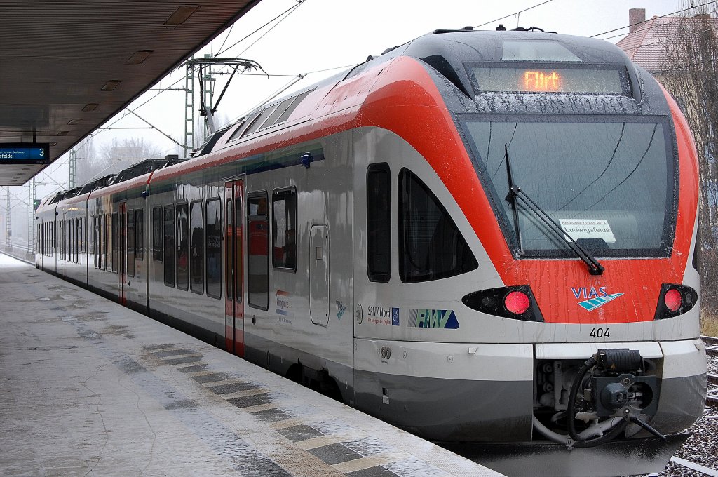 Ein FLIRT von VIAS Nr.404 (428 138-2........,STADLER Bj.2010), als RE4 nach Ludwigsfelde f�r ODEG im Einsatz, 22.12.12 im Bhf. Berlin-Jungfernheide abfahrbereit.