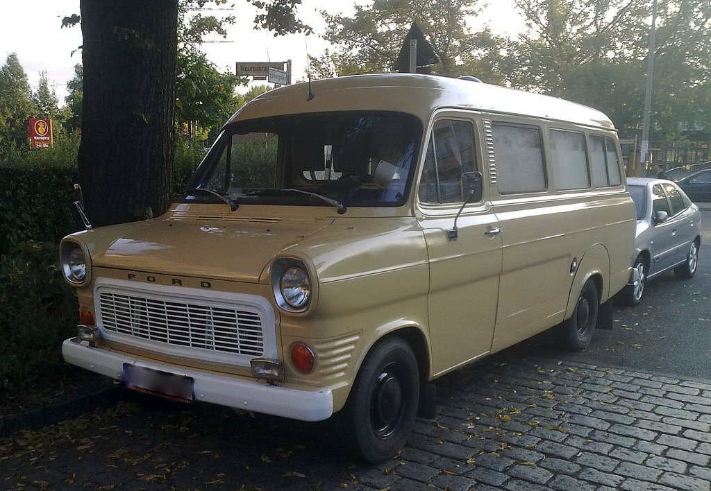 Ein Ford Transit 130, der bekannte Kleintransporter, zweite Generation wie er von 1965-1978 produziert wurde in vorz�glicher Erhaltung, September 2012 Berlin-Pankow.
