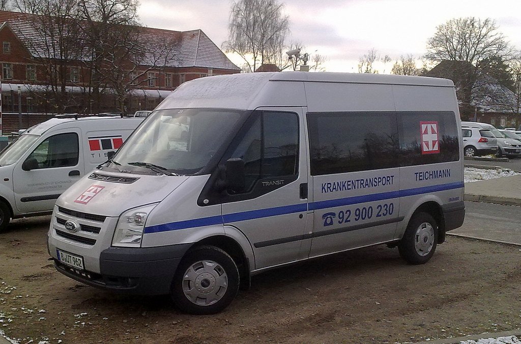 Ein FORD TRANSIT als Krankentransportfahrzeug der Fa. TEICHMANN aus Berlin, 03.12.12 Klinikum Berlin-Buch.