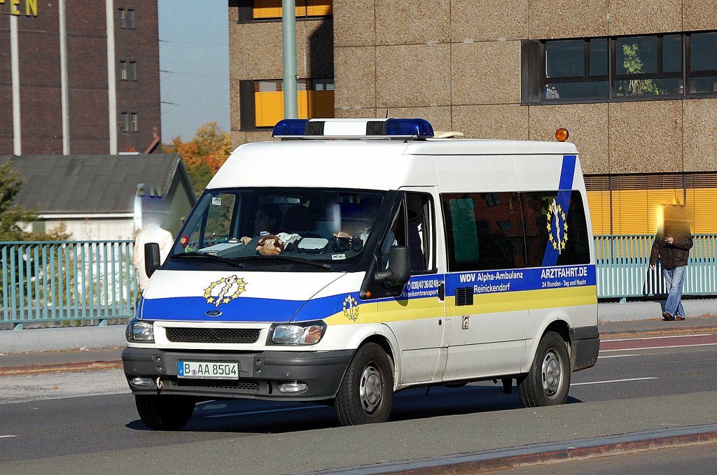 Ein FORD Transit Krankentransportfahrzeug der Fa. WDV Alpha-Ambulanz Reinickendorf (ARZTFAHRT.DE), 18.10.12 Berlin-Putlitzbr�cke.