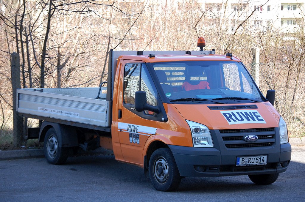 Ein FORD TRANSIT mit Ladefl�che der Dienstleistungsfirma RUWE aus Nerlin, 26.03.12 Berlin-Pankow.