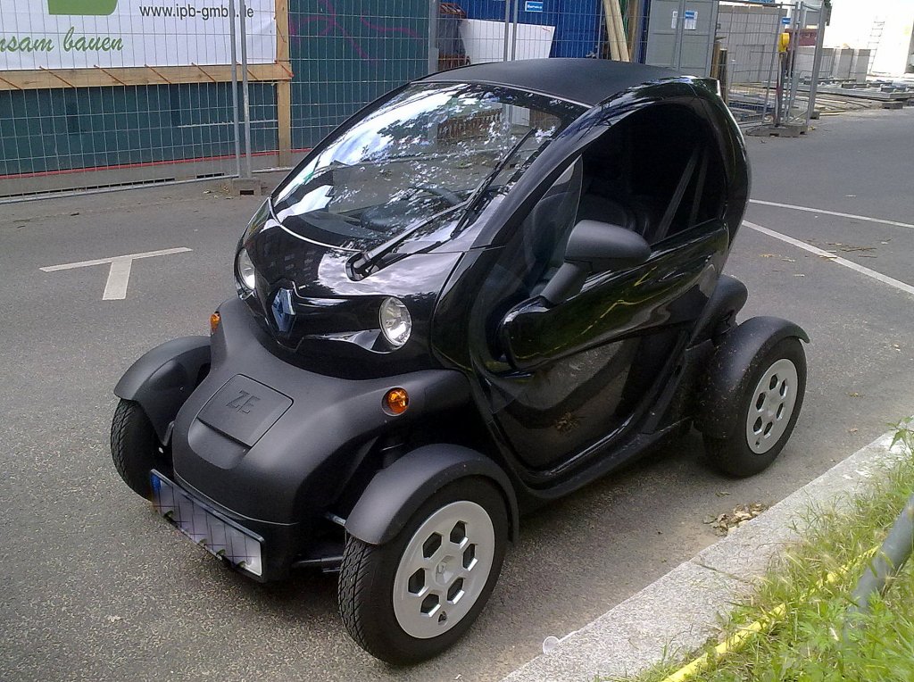 Ein futuristisches Vehikel mit Eltroantrieb ist das Leichtkraftfahrzeug, der Renault Twizy, seit 2011 bereits auf dem Markt bekommt man ihn in Berlin nur selten zu Gesicht, zulassungstechnisch wird er in Deutschland wohl einem Quad gleichgestellt, Juni 2013 Berlin Wei�ensee.