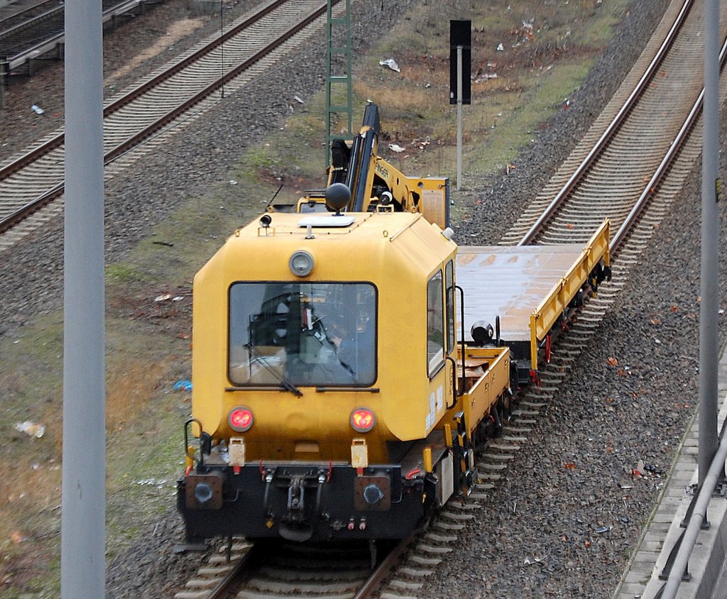 Ein GAF 100 mit Arbeitswagen Richtung Berlin Westkreuz am 10.01.12 Berliner Innenring H�he Messegel�nde/ICC. 