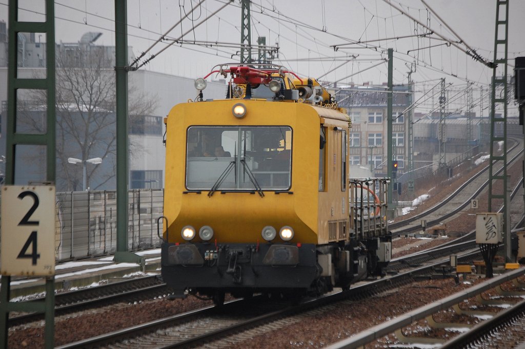 Ein GAF 100 R/H der DB Netz Instandsetzung f�r Oberleitungsreperaturen unterwegs Richtung Berlin-Gesundbrunnen, 14.02.12 Berlin-Wedding.