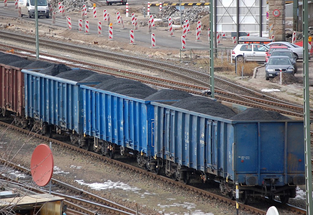 Ein Ganzzug mit polnischen offenen G�terwagen der PKP Cargo mit Kohle bef�llt f�r das Vattenfall Kohlekraftwerk am Berliner Westhafen, 25.02.10 Berlin Westhafen.