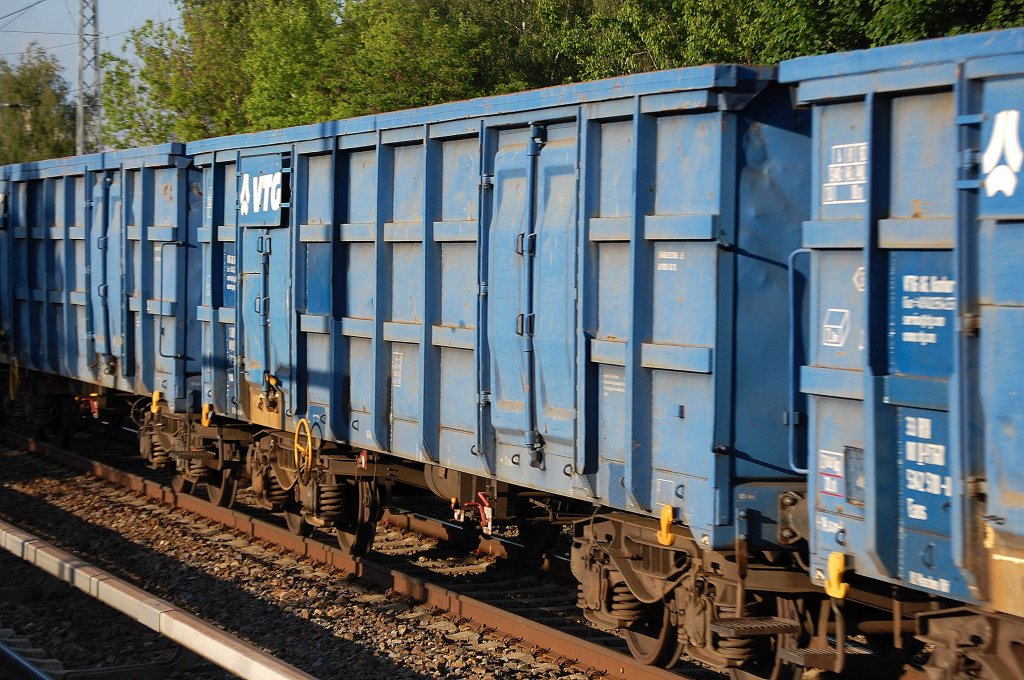 Ein Ganzzug offener G�terwagen vom Typ Eaos des Wageneinstellers VTG aus Hamburg, im Bild der Wagen mit der Nr. 33 RIV 80 D-VTGD 5342 521-1 Eaos Bf. Maschen-Rbf., 04.06.10 Berlin-Karow.  