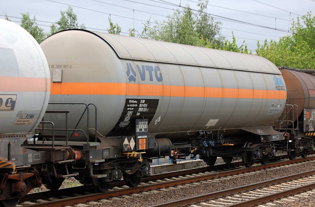 Ein Gasdruckkkesselwagen vom Wageneinsteller VTG in Hamburg f�r skw.PIESTERITZ lt. Aufdruck im Einsatz mit der Nr. 33 RIV 80 D-VTGD 7819 551-2 Zags lt Gefahrstofftafel 268/1005 f�r Ammoniak als Transportgut am 31.05.12 Berlin-Blankenburg.