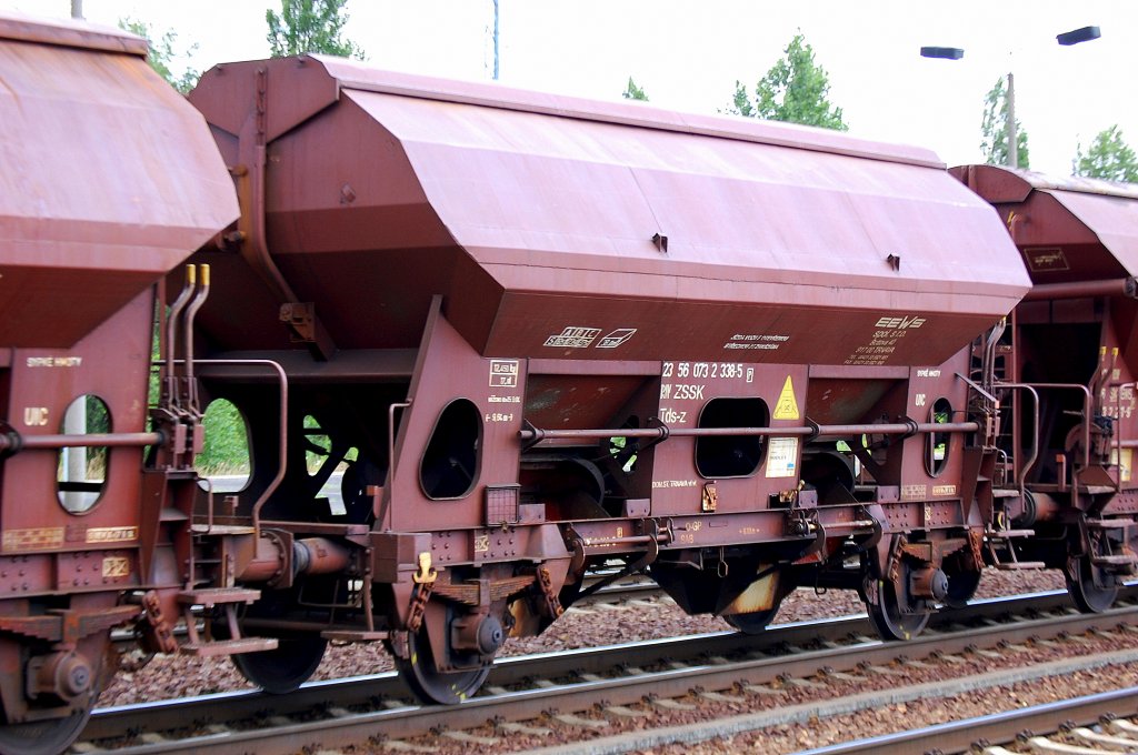 Ein gedeckter Sch�ttgutwagen mit zwei Rads�tzen aus der Slowakei eingestellt mit de Nr. 23 RIV 56 ZSSK 073 2 338-5 Tds-z am 21.07.09 Bhf. Flughafen Berlin-Sch�nefeld.