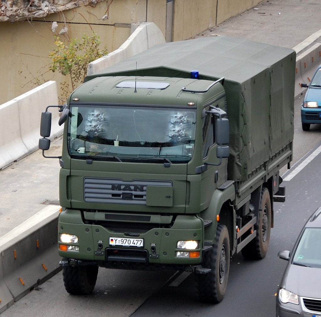 Ein gel�ndeg�ngiger MAN Transport-LKW der Bundeswehr, 14.11.08 Berliner Stadtautobahn H�he Spandauer Damm Br�cke. 
