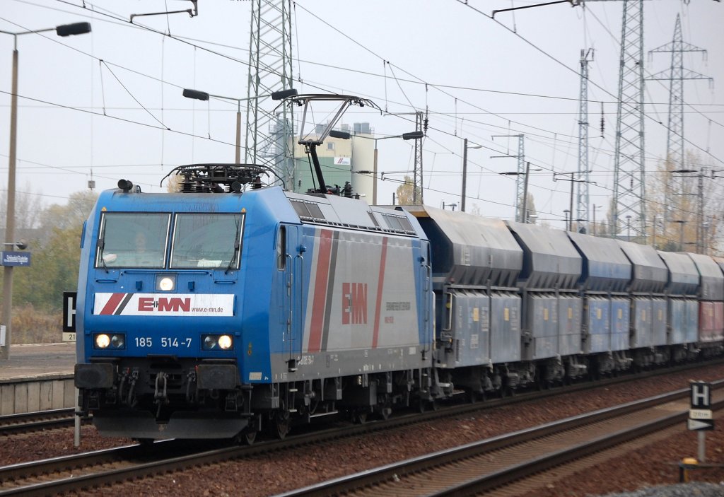 Ein gewisse Zeit war diese Alpha Trains Leasinglok auch mal an EMN (eigenes Logo) verliehen, 185 514-7 (91 80 6185 514-7, Bj.2002), hier mit Ganzzug tschechisch/slowakischer Selbstentladewagen bei der Durchfahrt im Bhf. Flughafen Berlin-Sch�nefeld, 25.10.08. 