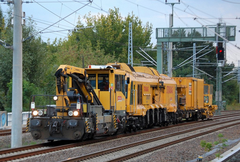 Ein Gleisbaumschinenzug gezogen von einem BAMOWAG 54.22 der DB Bahnbaugruppe dahinter eine LINSINGER Gleisfr�smaschine SF 03 W-FFS der Fa. STRABAG + Beiwagen mit Auffangbeh�lter und Arbeitscontainer und dahinter eine Schotterplaniermaschine Typ? von STRABAG, 14.09.12 Berlin-Blankenburg.