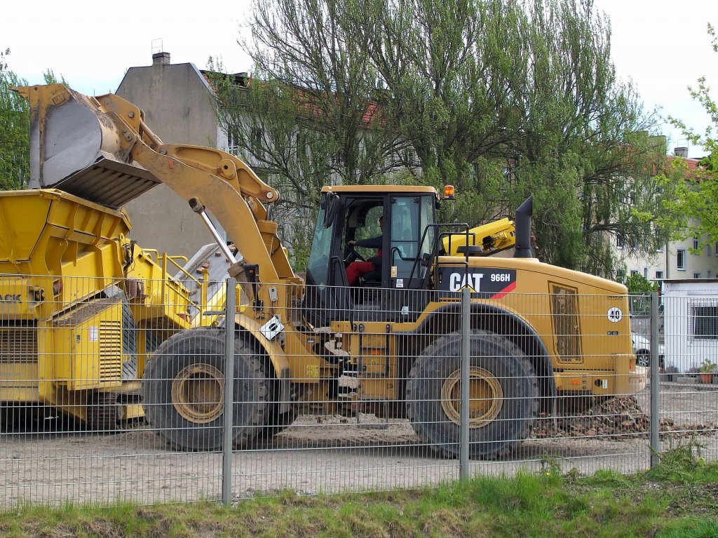 Ein gro�er CAT 966H Radlader am 29.04.08 Berlin-Wei�ensee. 
