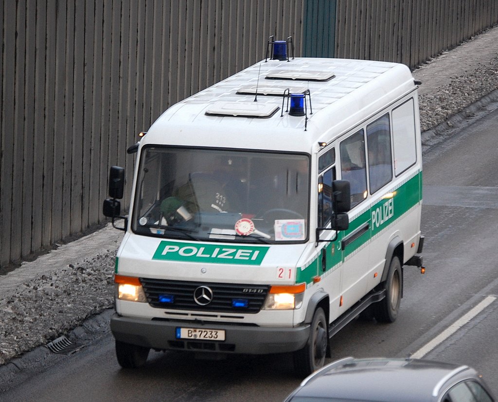 Ein Gruppenkraftwagen vom Typ MB 814 D der Berliner Einsatzbereitschaften, 08.01.10 Berliner Stadtautobahn H�he Knobelsdorffstr.