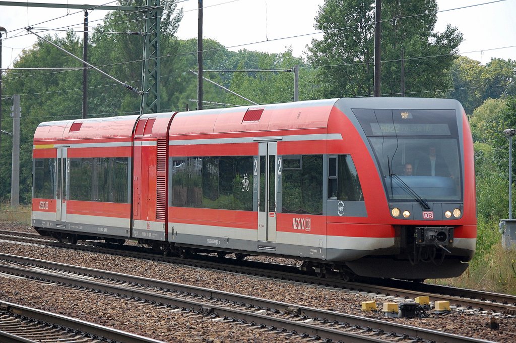 Ein Gtw 2/6 der BR 646 der RB R Berlin/Brandenurg, der Triebzug 9580 0 642 028-0 D-DB als RB22 eingesetzt zwischen Berlin-Sch�nefeld und Potsdam beim Gleiswechsel am 09.08.10 Bhf- Flughafen Berlin-Sch�nefeld.  
