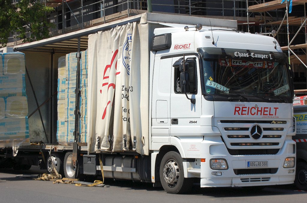 Ein H�ngerzug mit MB ACTROS 2544 der Sped. REICHELT beladen mit D�mmmaterial am 18.06.12 Berlin-Pankow.
