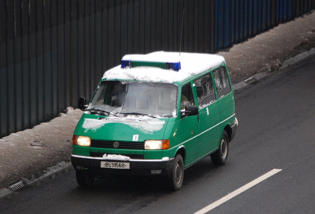 Ein Halbgruppenwagen Typ VW Transporter T4 Synchro der Berliner Bereitschaftspolizei, 10.12.10 Berliner Stadtautobahn H�he Kaiserdamm.