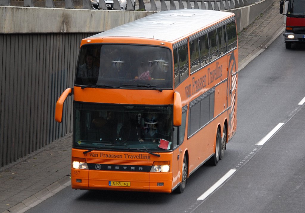 Ein holl�ndischer Reisebus vom Veranstalter van Fraassen Travelling mit einem �lteren DD Reisebus einem Setra S 328 DT, 22.10.10 Berliner Stadtautobahn H�he Knobelsdorffstr.