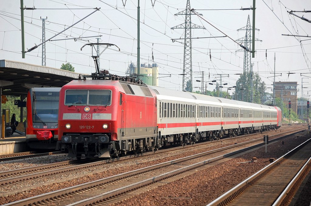 Ein IC im Sandwich-Verfahren mit vorne 120 122-7 und hinten dran 101 003-2 am 29.04.11 bei der Durchfahrt im Bhf. Flughafen Berlin-Sch�nefeld. 