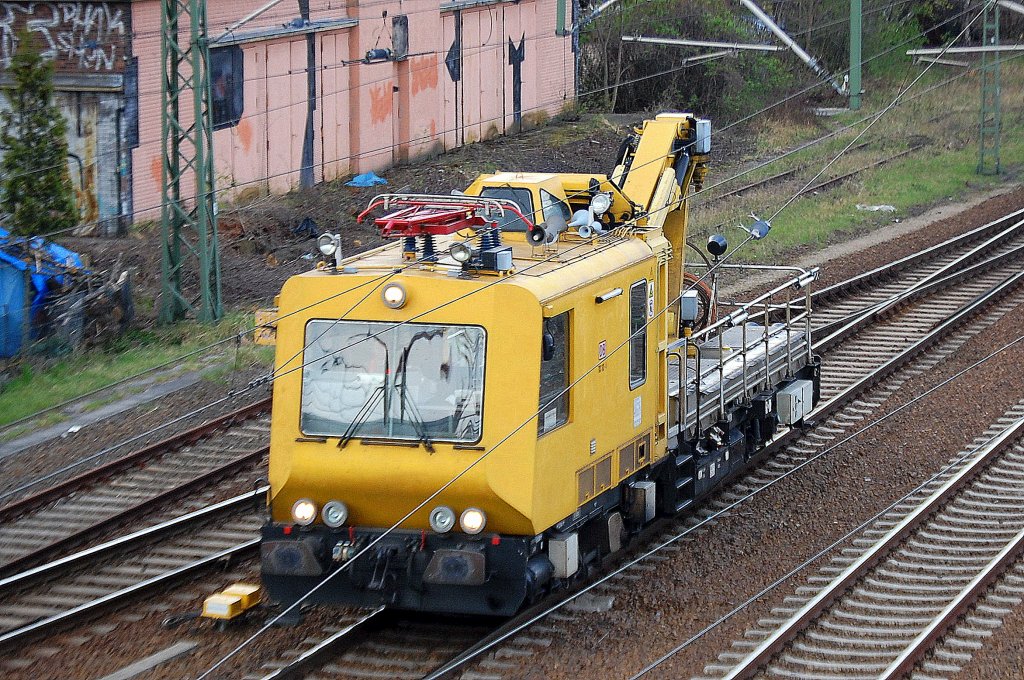 Ein Instandhaltungsfahrzeug f�r Oberleitungsanlagen (IFO) der BR 703 der DB Richtung Berlin-Wedding, 20.04.12 Berlin Beusselbr�cke.