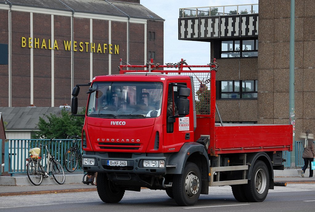 Ein IVECO EUROCARGO 14D628 Laster mit Pritschenaufbau einer Ger�stbaufirma, 03.06.13 Berlin-Putlitzbr�cke.