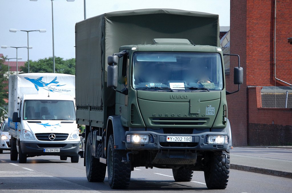 Ein IVECO EUROCARGO Laster mit Planeverdeck der Bundeswehr, 19.07.13 Berlin Putlitzbr�cke.