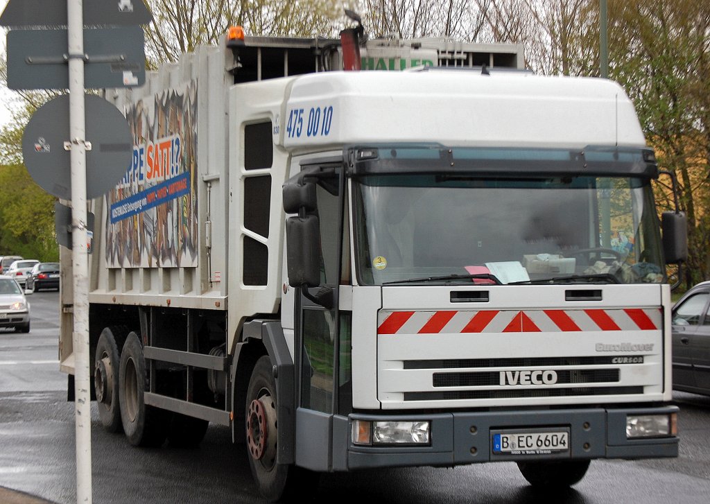 Ein IVECO EuroMover CURSOR M�llentsorgungsfahrzeug mit HALLER M�llpresse zum Altpapierrecycling der Fa. Berg Andreas Recycling aus Berlin, 14.04.11 Berlin-Pankow.