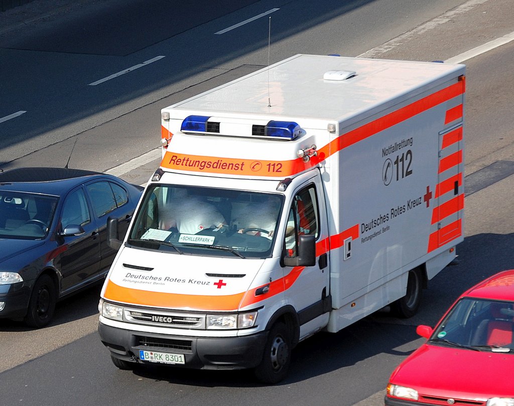 Ein IVECO Kastenmodul RTW des DRK Berlin, 25.03.10 Berliner Stadtautobahn H�he Kaiserdamm.